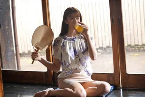Mùa hè buồn chán ở quê chịch cô vợ nhà sát bên thiếu thốn vì lấy ông chồng già